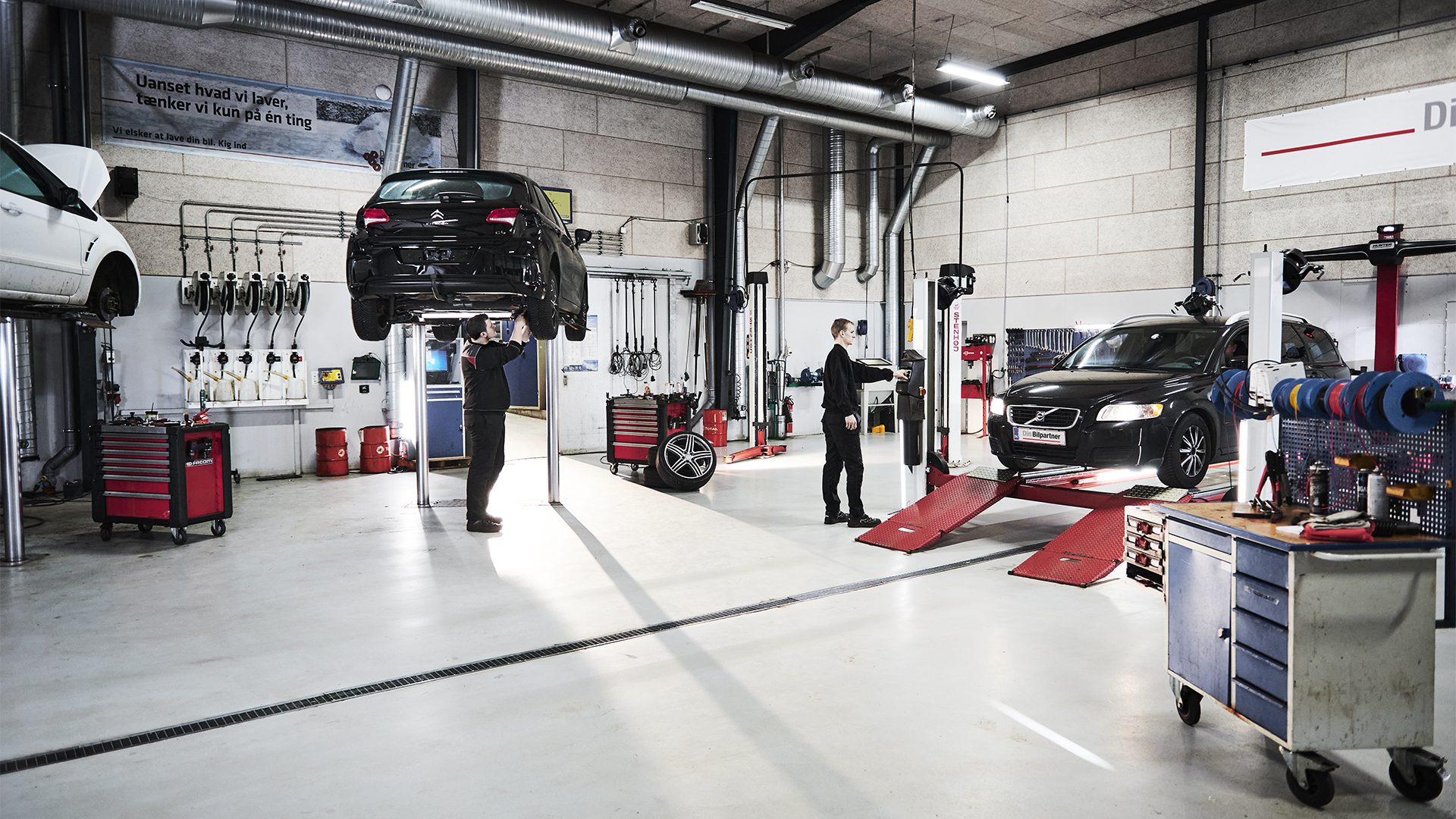 Medarbejdere på bilværksted i kolding